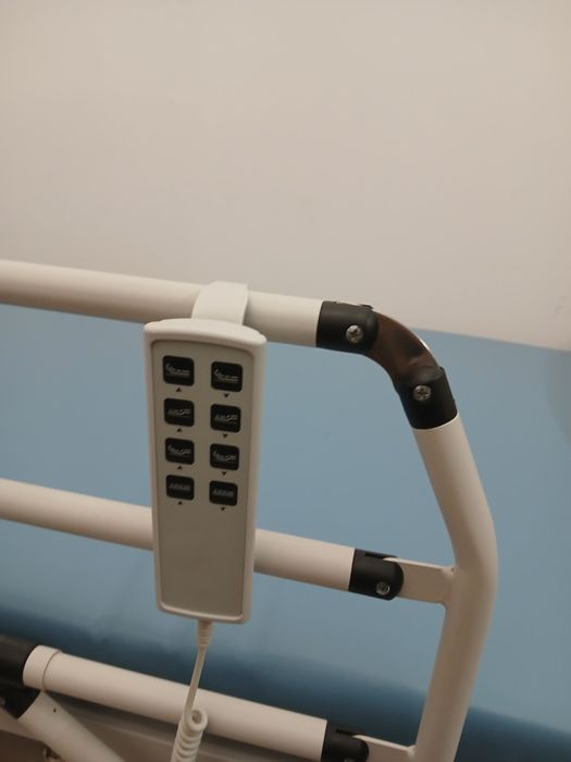 Cama medicinal mais mesa de apoio