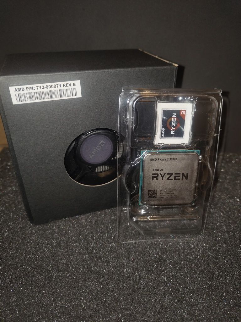 AMD Ryzen 3200G + Cooler + Autocolante
