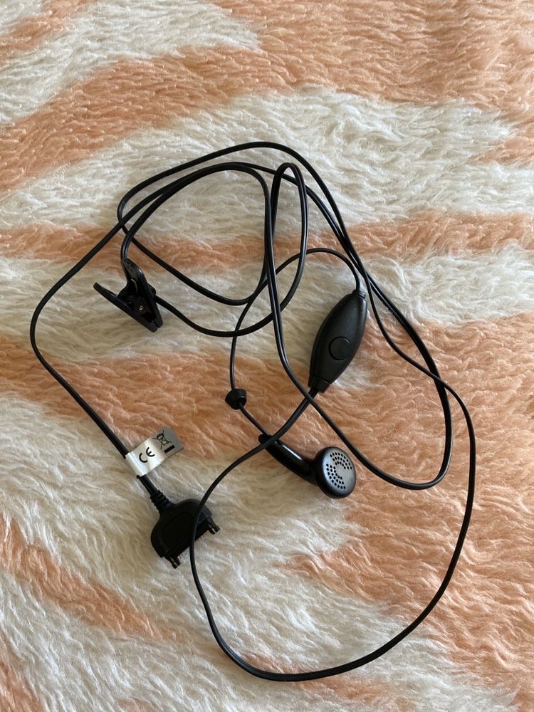 Auriculares e cabos de telefone diversos