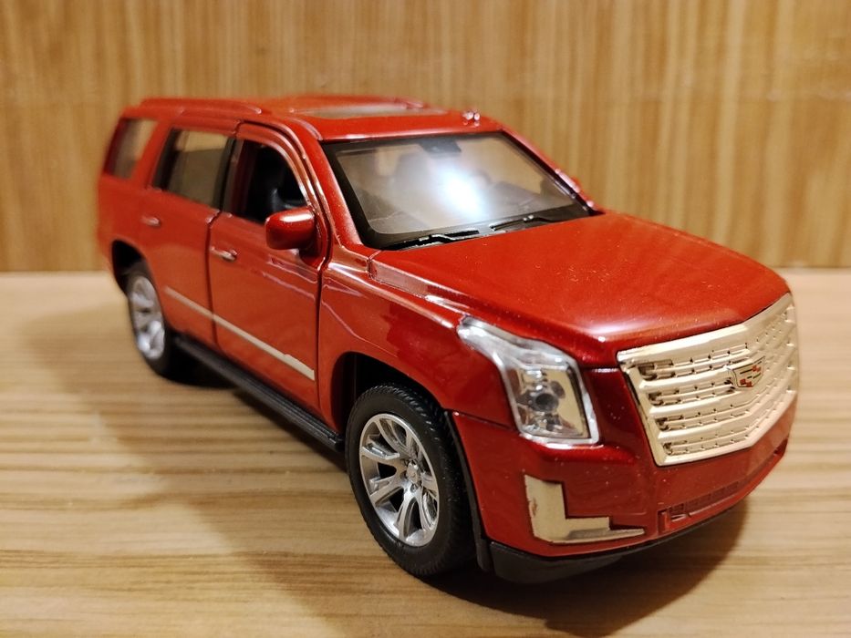 Модель Cadillac escalade 1:32 Welly металл инерция откр двери Кадиллак