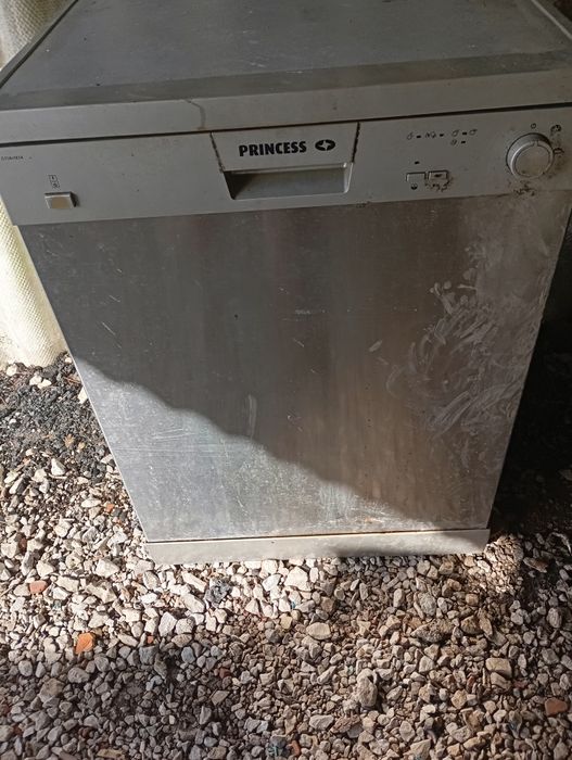 Máquina de lavar louça parada mais funcionar