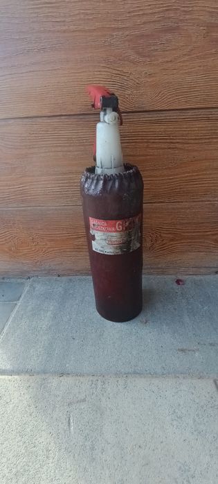 Stara gaśnica samochodowa z futerałem.