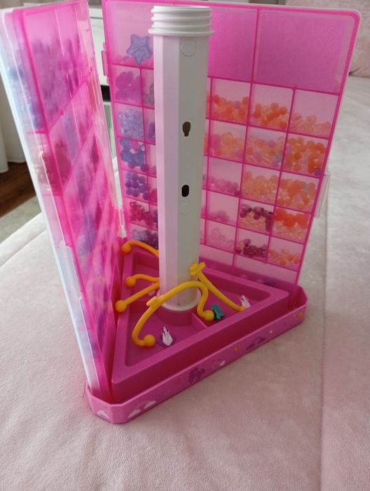 Brinquedo de fazer bracelete e colares