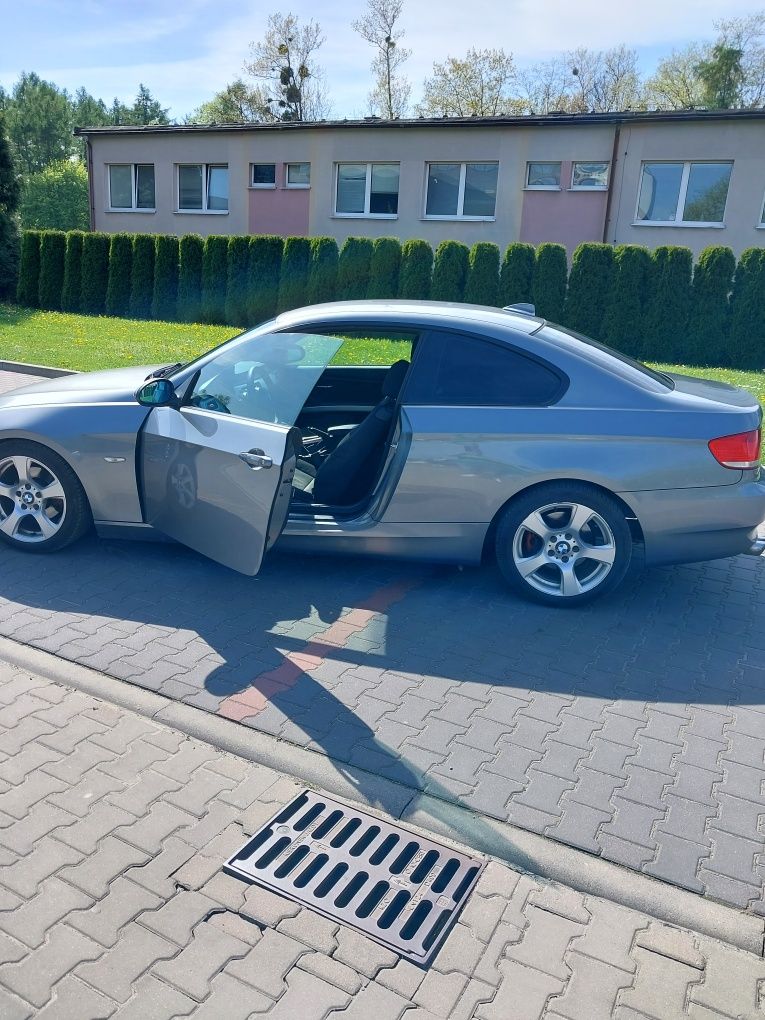 BMW E92 320i coupe