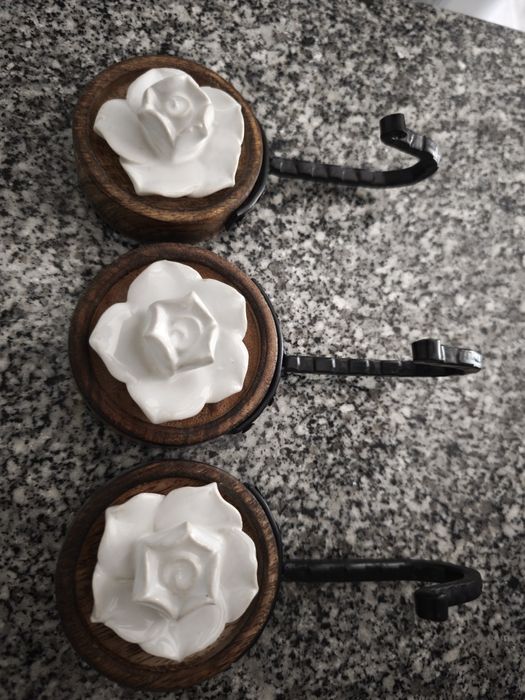 Ganchos decorativos em madeira com rosa em ceramica