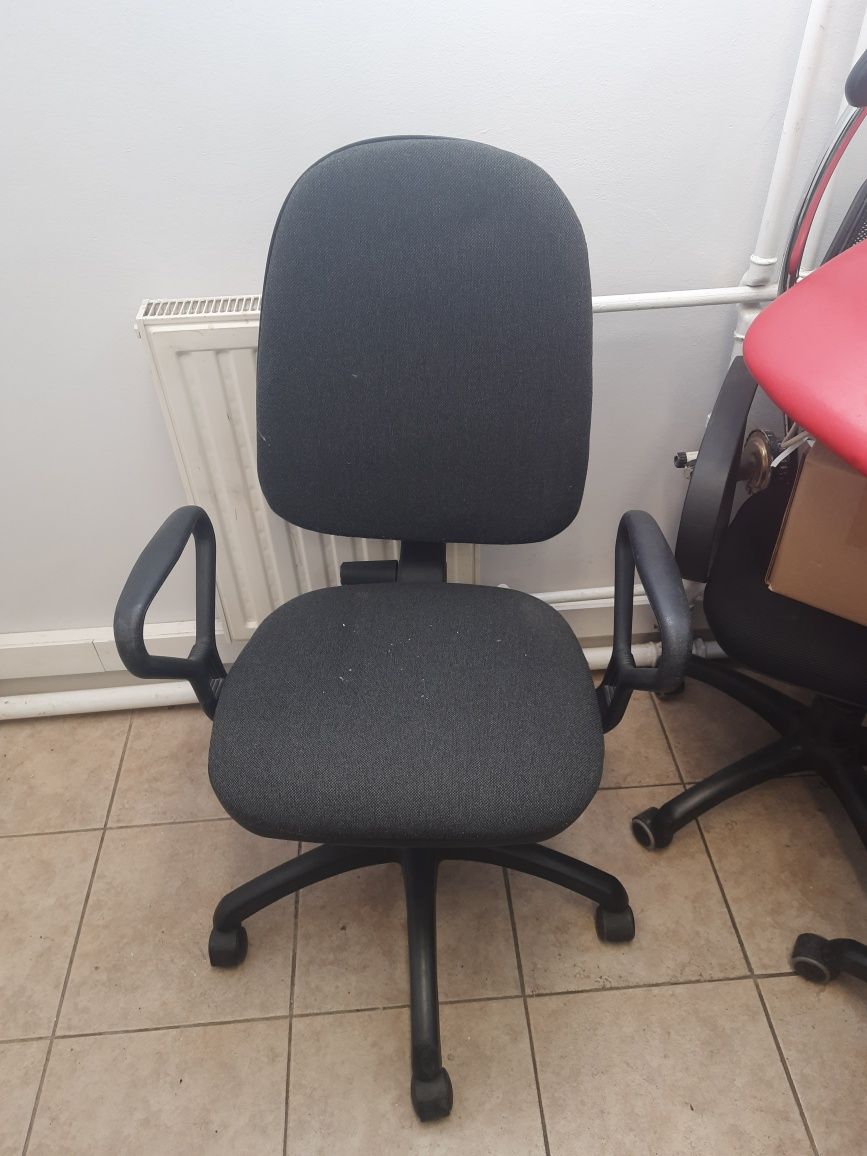 Офисные мягкие стулья