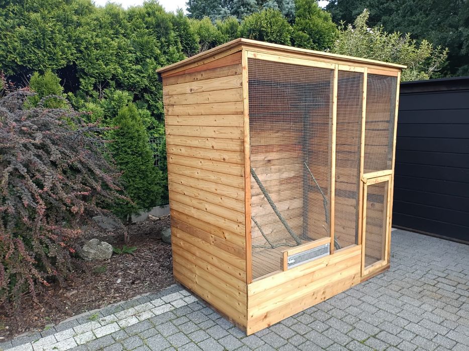 Klatka 2m z karmidłem obrotowym, boazeria, dach papa, patyki w środku