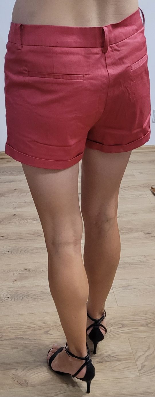 Damskie eleganckie koralowe spodenki rozmiar M