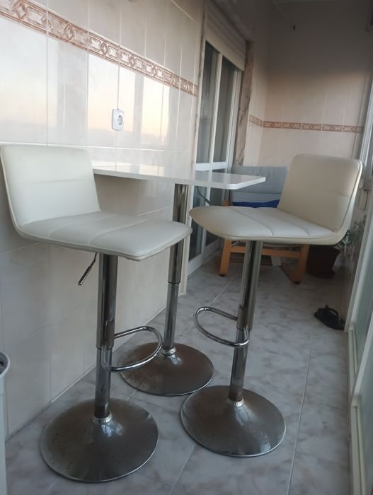 Mesa e Cadeiras de Bar com Altura Ajustável Giratória 360°