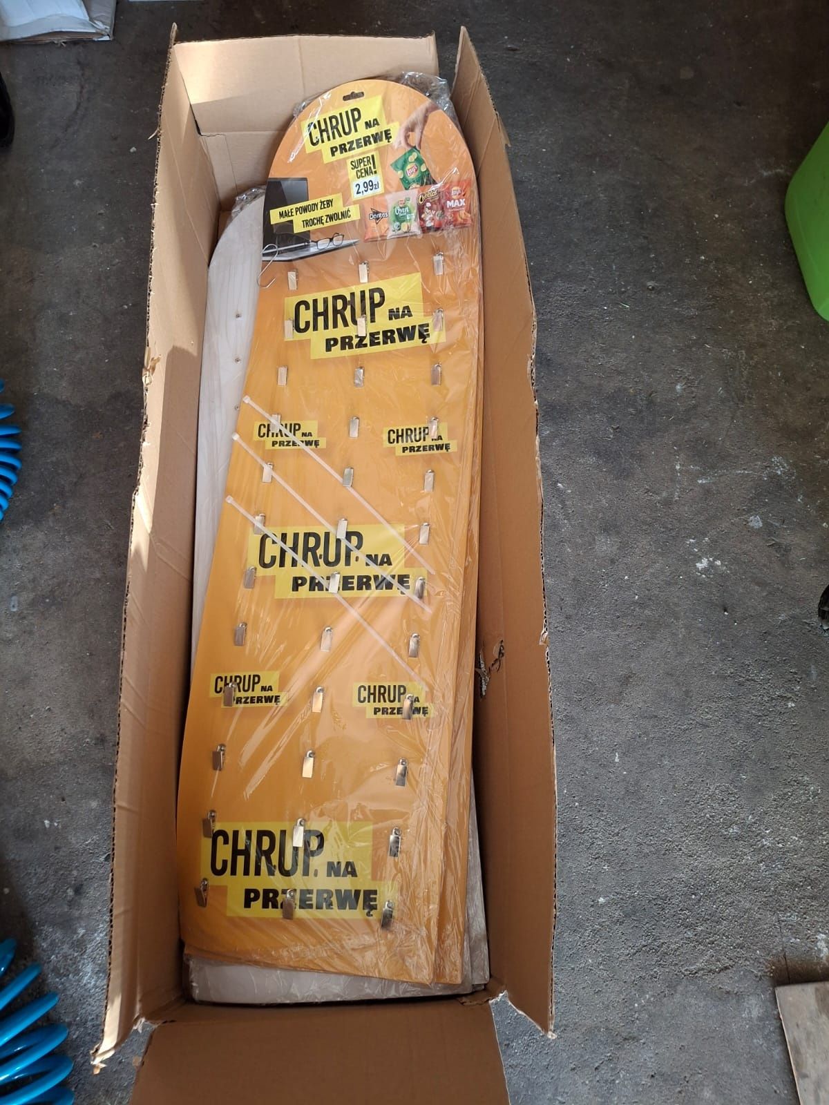 Stendy reklamowe na chipsy Lay's, z wieszaczkami