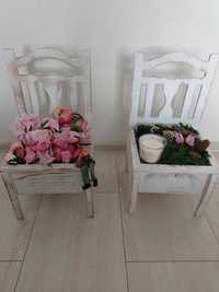 Krzesełka małe drewniane białe dekoracja