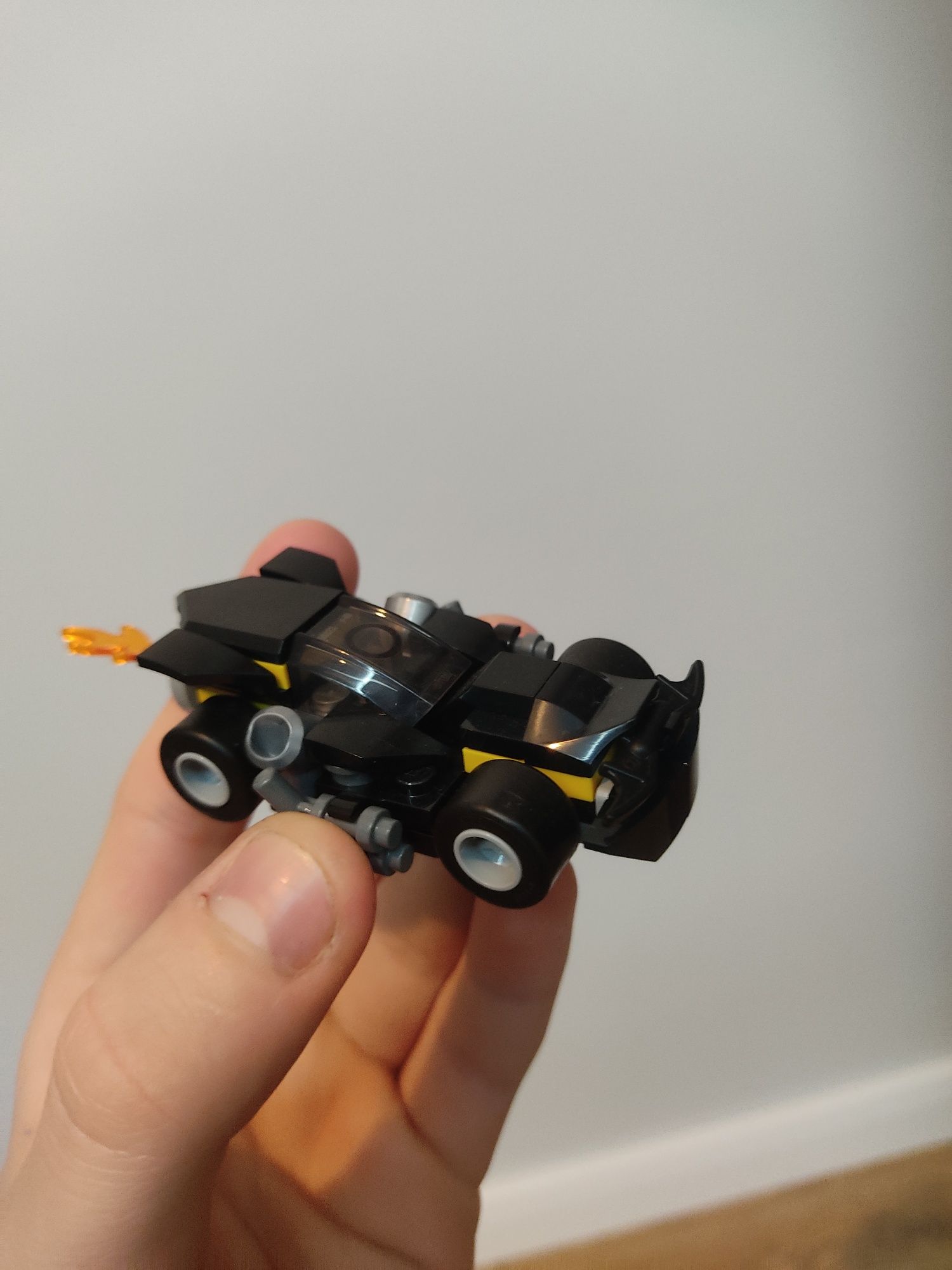 LEGO mini batmobile z 2022 roku