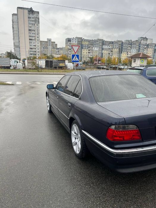 Bmw 7-series V8