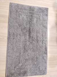 Szary dywanik łazienkowy