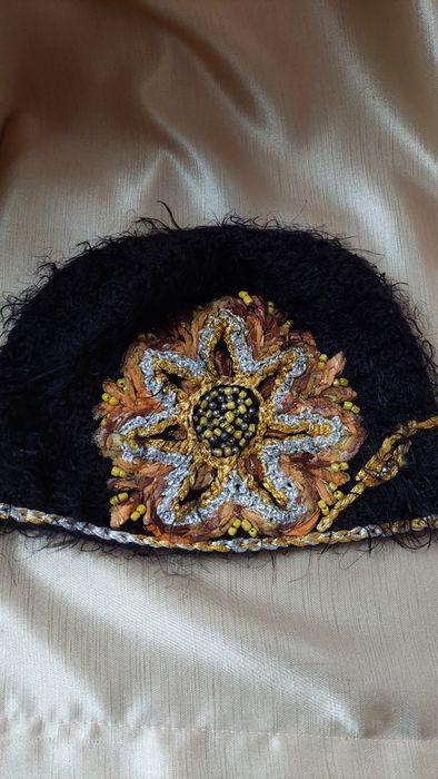 Жіноча шапка ручної роботи