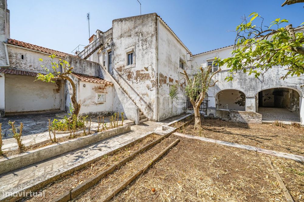 Oportunidade Única – T10 para Reabilitar no Coração de Vila Viçosa...