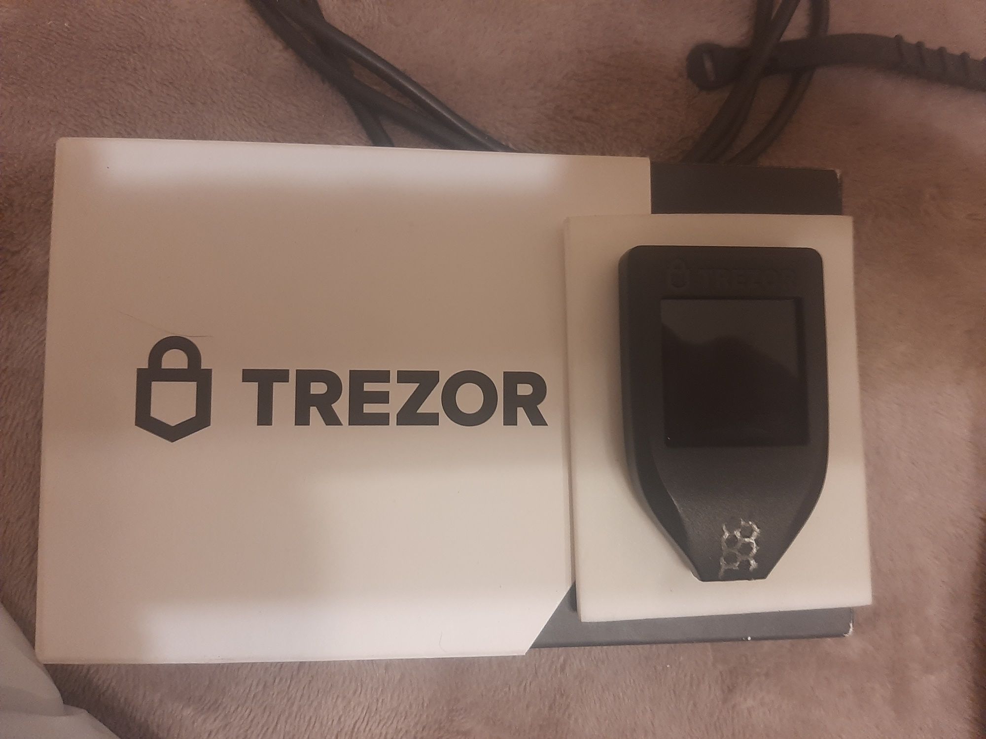 Продам криптокошелек trezor l model