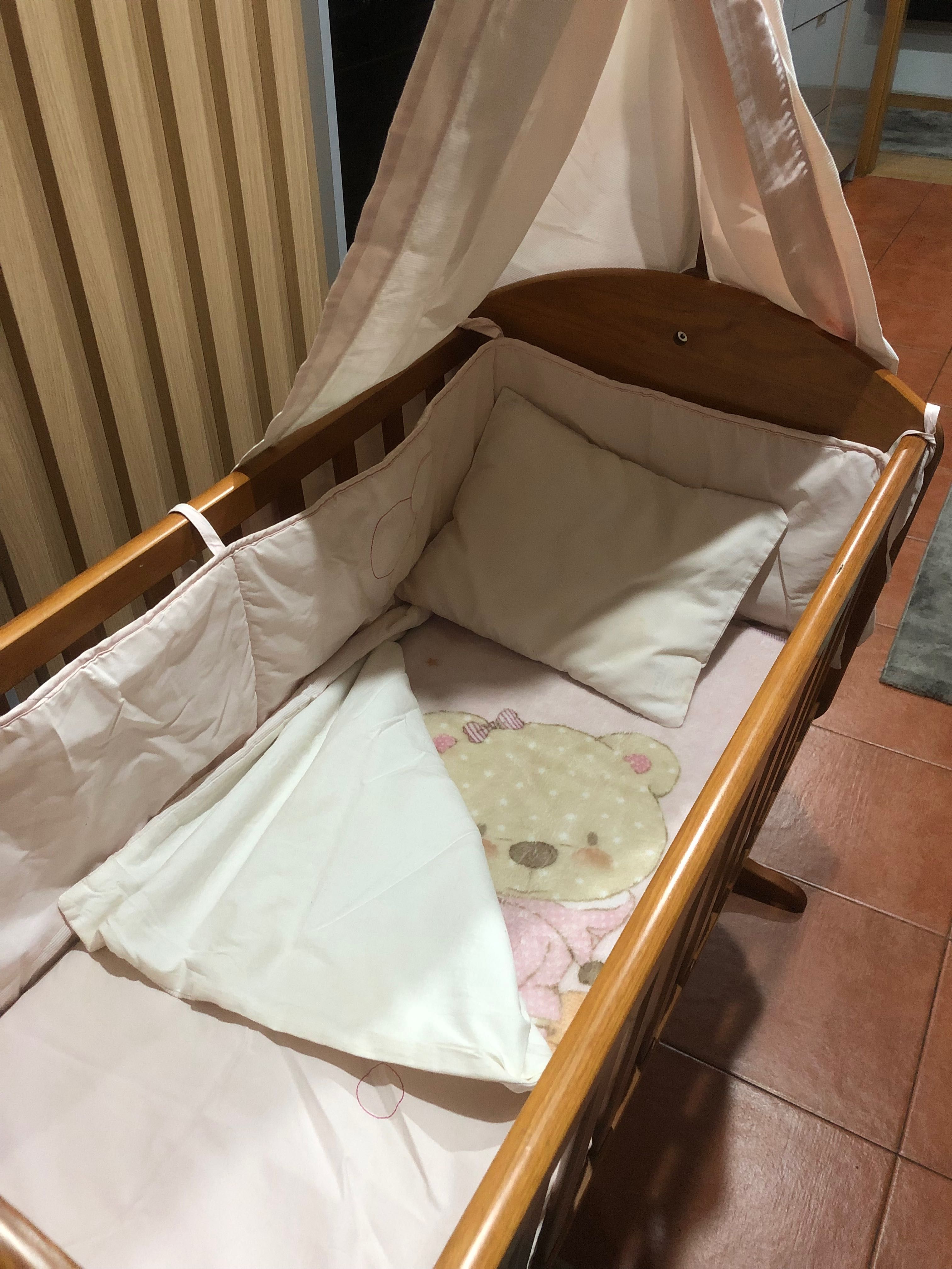 Berço/cama bebé que baloiça