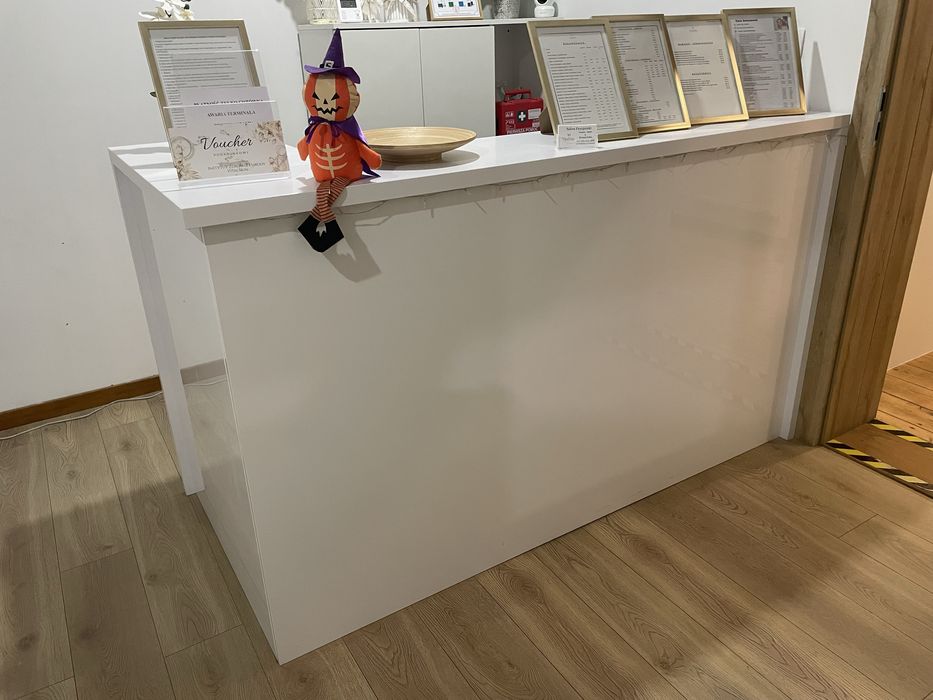 Biała recepcja do salonu kosmetycznego , fryzjerskiego