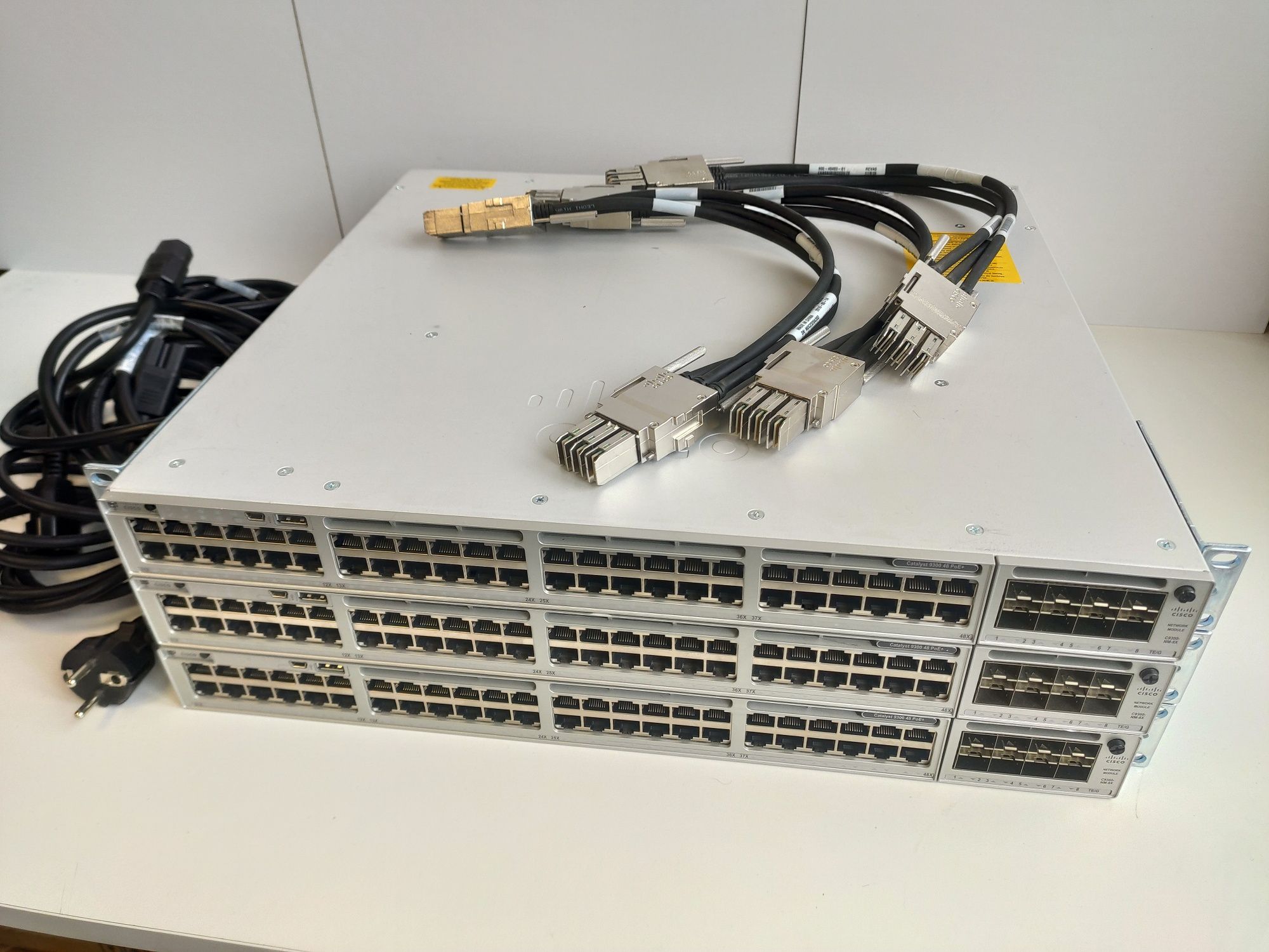 Керований комутатор CISCO C9300-48P-E L3+ (PoE, 48 x 1Gbps)