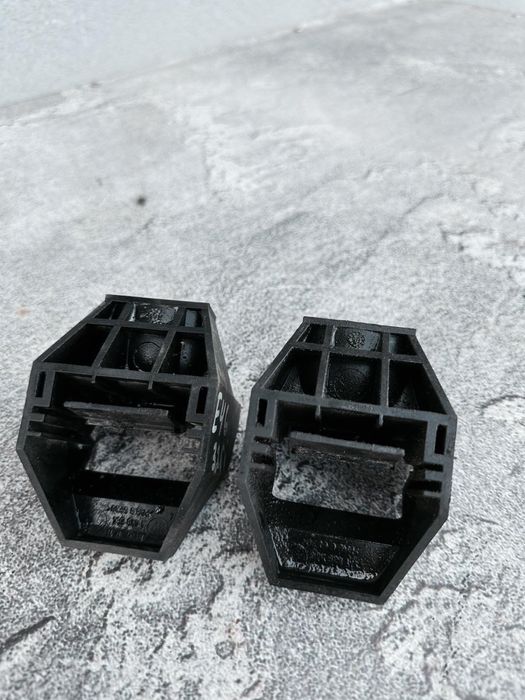 BMW E46 кріплення кронштейн радіатора е46 нижні бокові Шрот