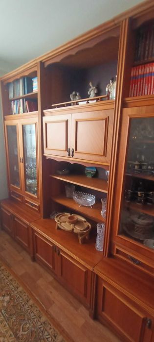 Меблева стінка у вітальню