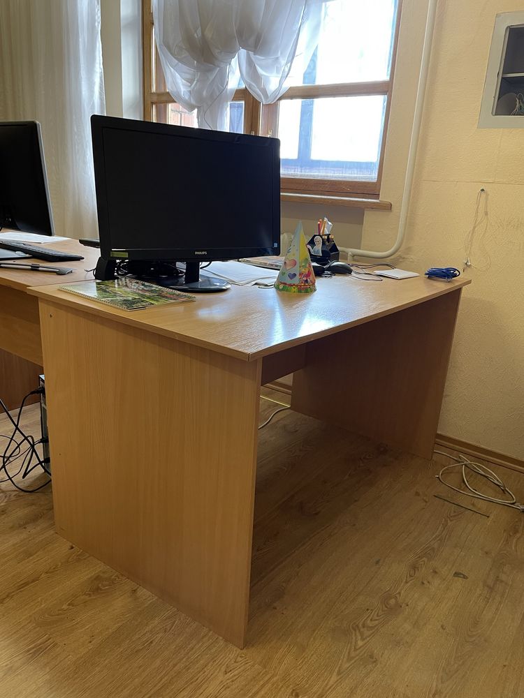 Стол деревянный,стол офисный,тумбы,офисная мебель