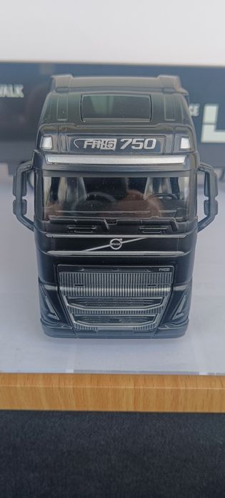 Camião Volvo FH16 escala 1/43