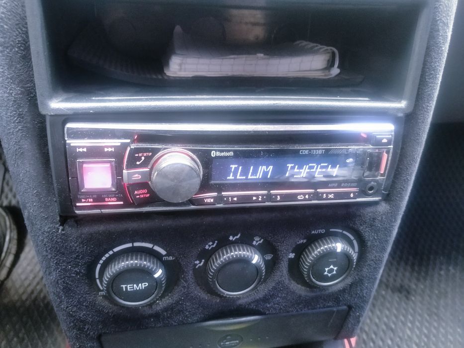 Alpine CDE -133BT магнитола с блютузом