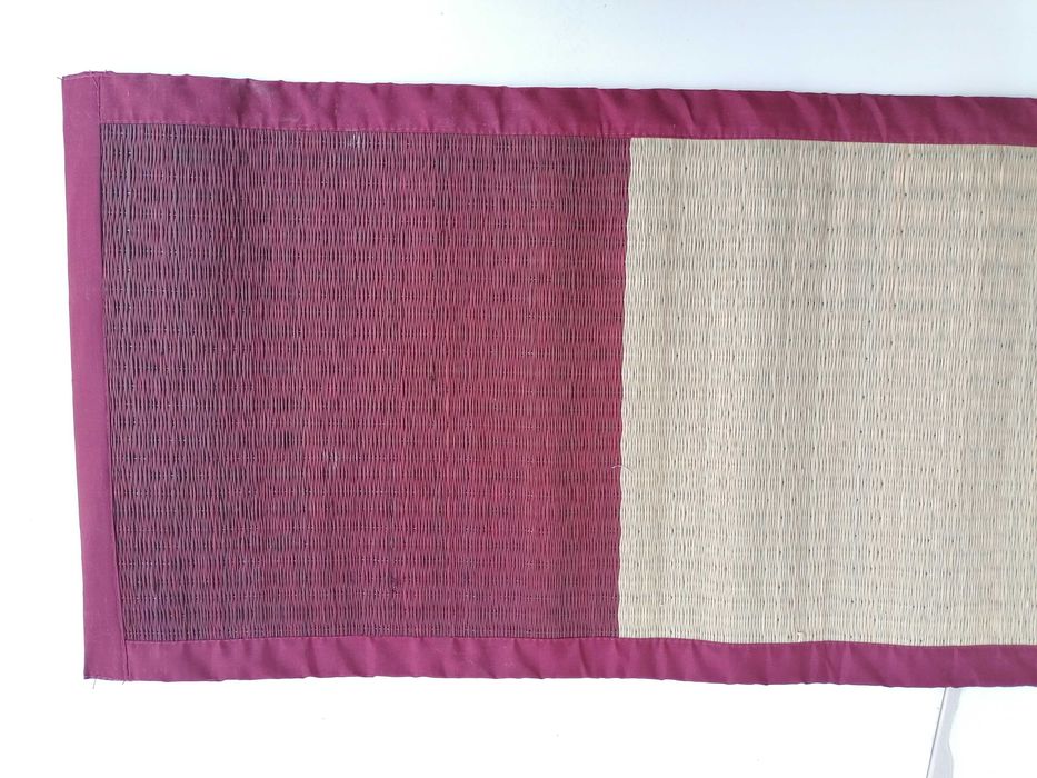 Caminho de mesa (table runner) em palha bordeaux e cor palha 180x33cm