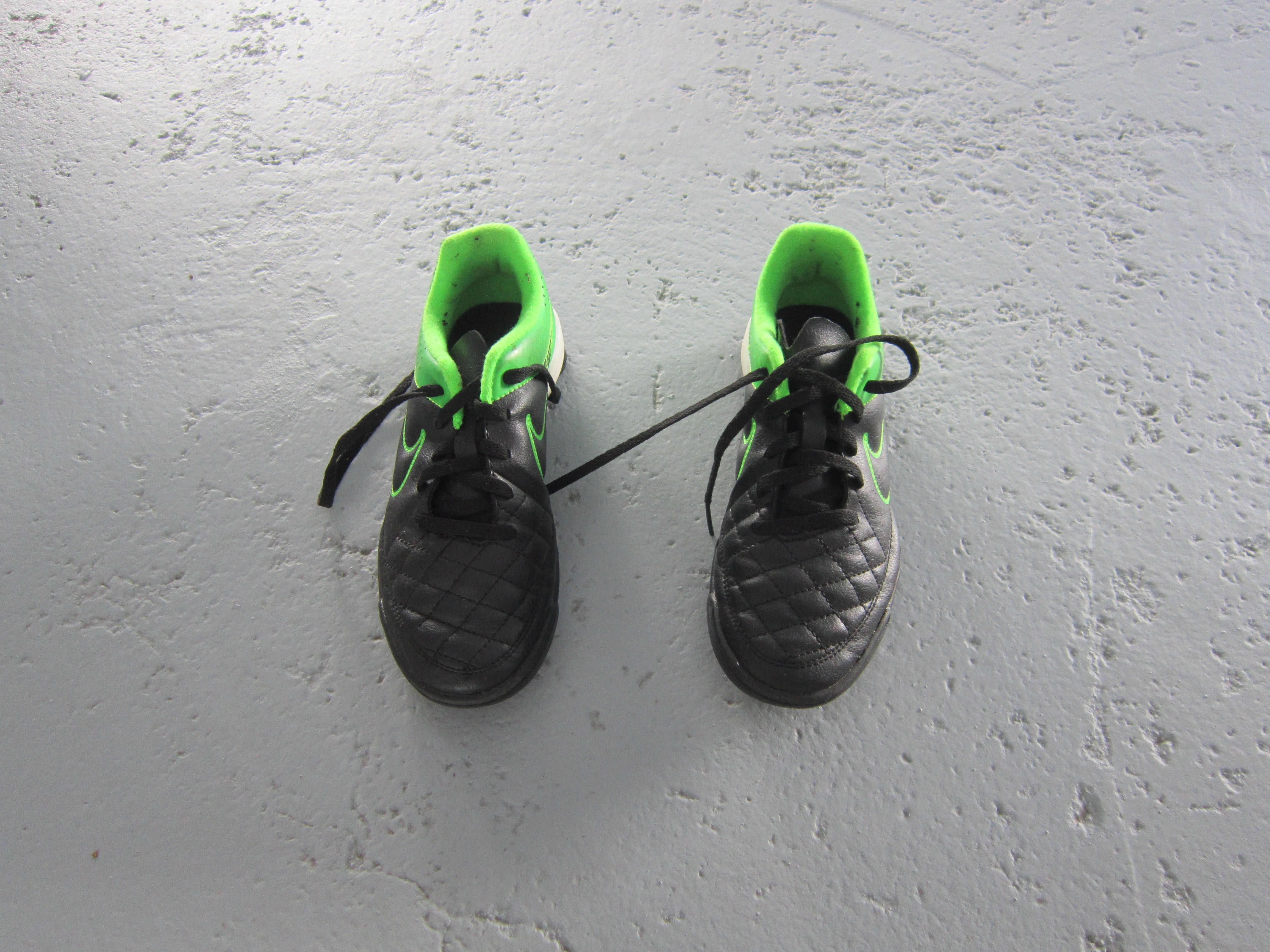 Chuteiras Nike n. 33,5 e caneleiras de futebol