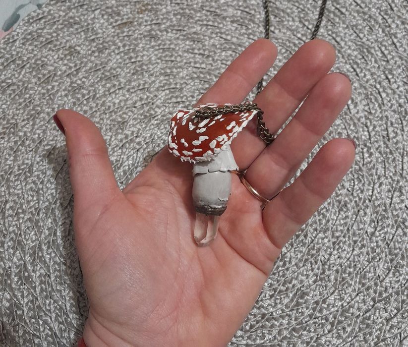 Wisiorek Amanita z kryształem górskim