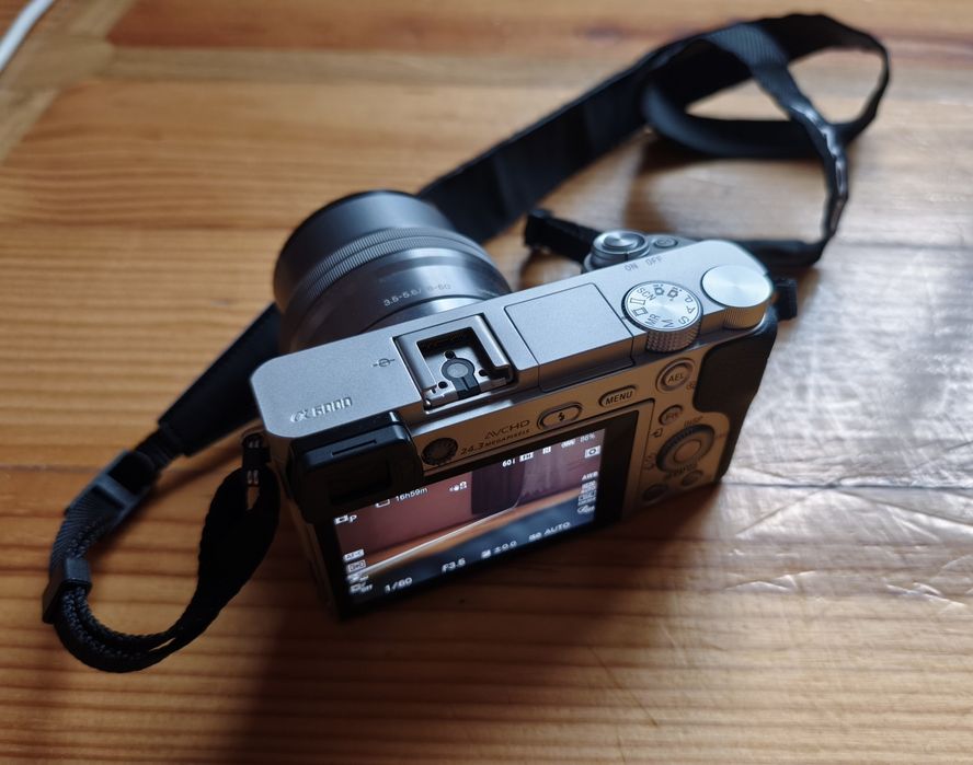 Фотоапарат Sony a6000 + об'єктив Sony SELP1650
Фотоапарат Sony a6000 +