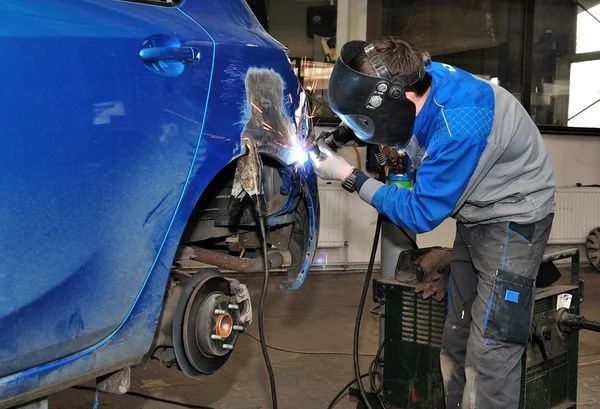 Сварка автомобіля відновлення кузовних деталів.