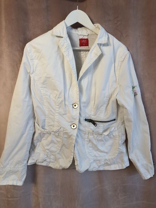 Biała sportowa marynarka