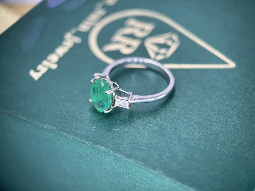 Кольцо с изумрудом 1.9кт и бриллиантами в золоте 585