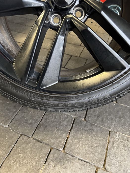Ford Mustang, koła z oponami zimowymi 255/40 R19