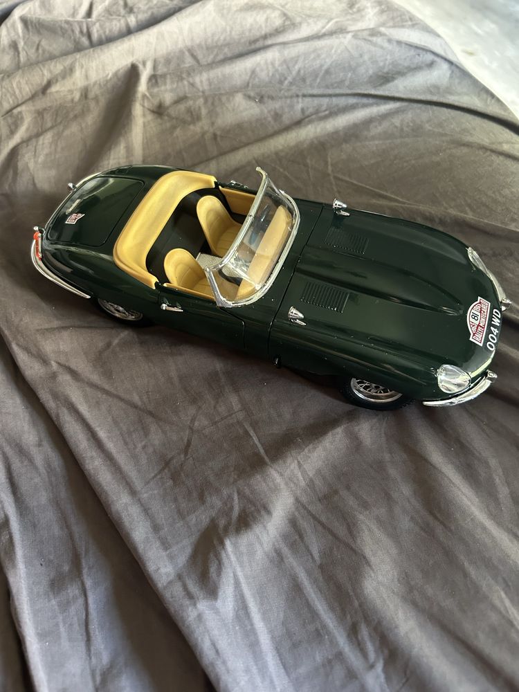 Jaguar “E” 1961 scala 1/18