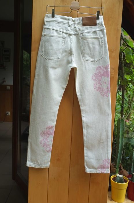 białe jeansy Special Print Denim Pleasures Now model 90's jeans