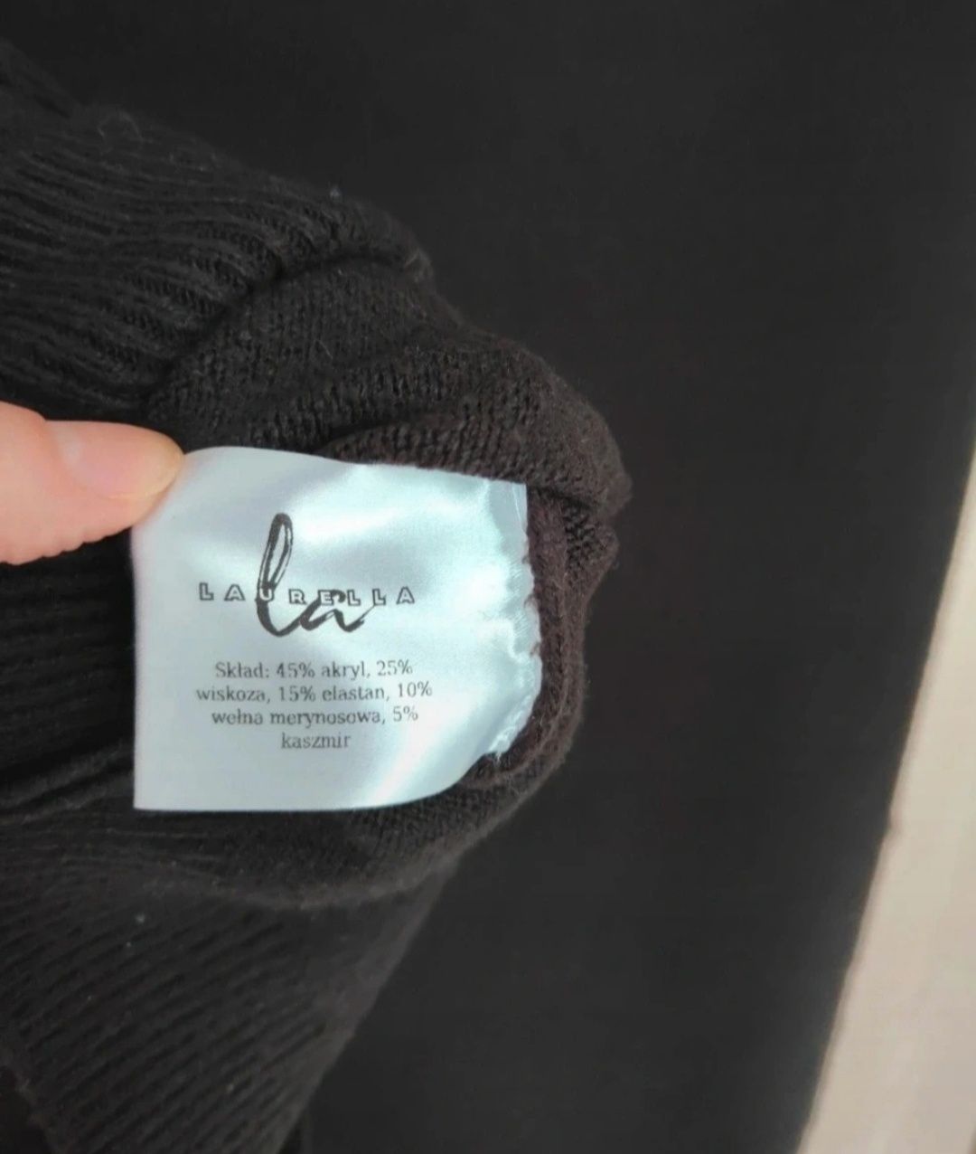 Czarny Golf z rozcięciem na ramieniu,oversize, Laurella, r. one size