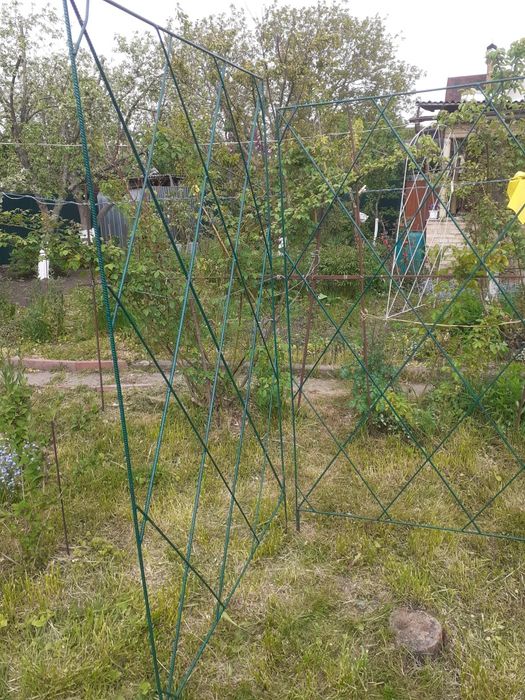 Решётки для роз цветов