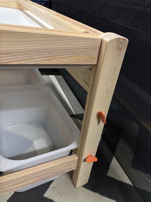 Regulowane biurko Ikea Flisat, krzesło obrotowe, dwa pudełka