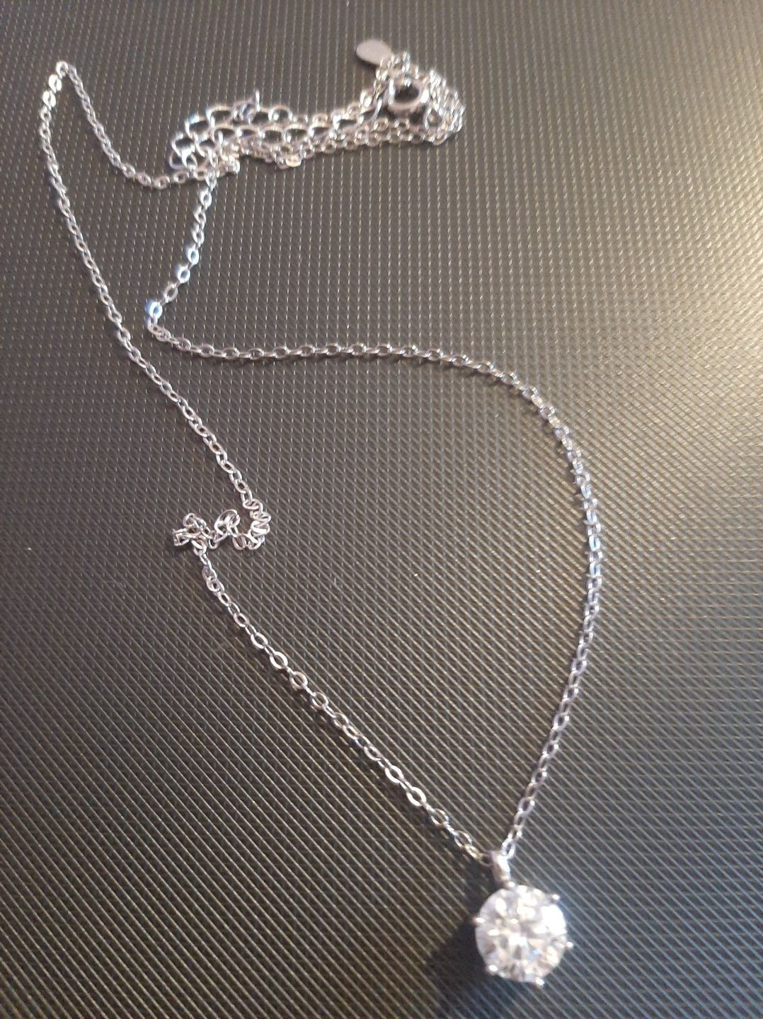 Naszyjnik z moissanitem.