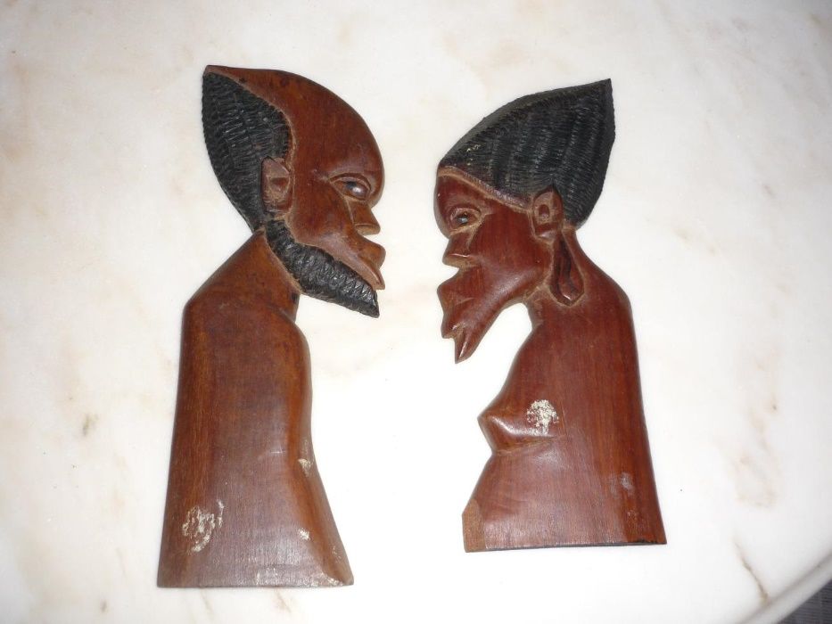 Par de figuras em madeira artesanato africano