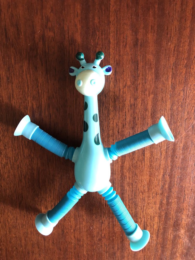 Girafa azul estica-encolhe