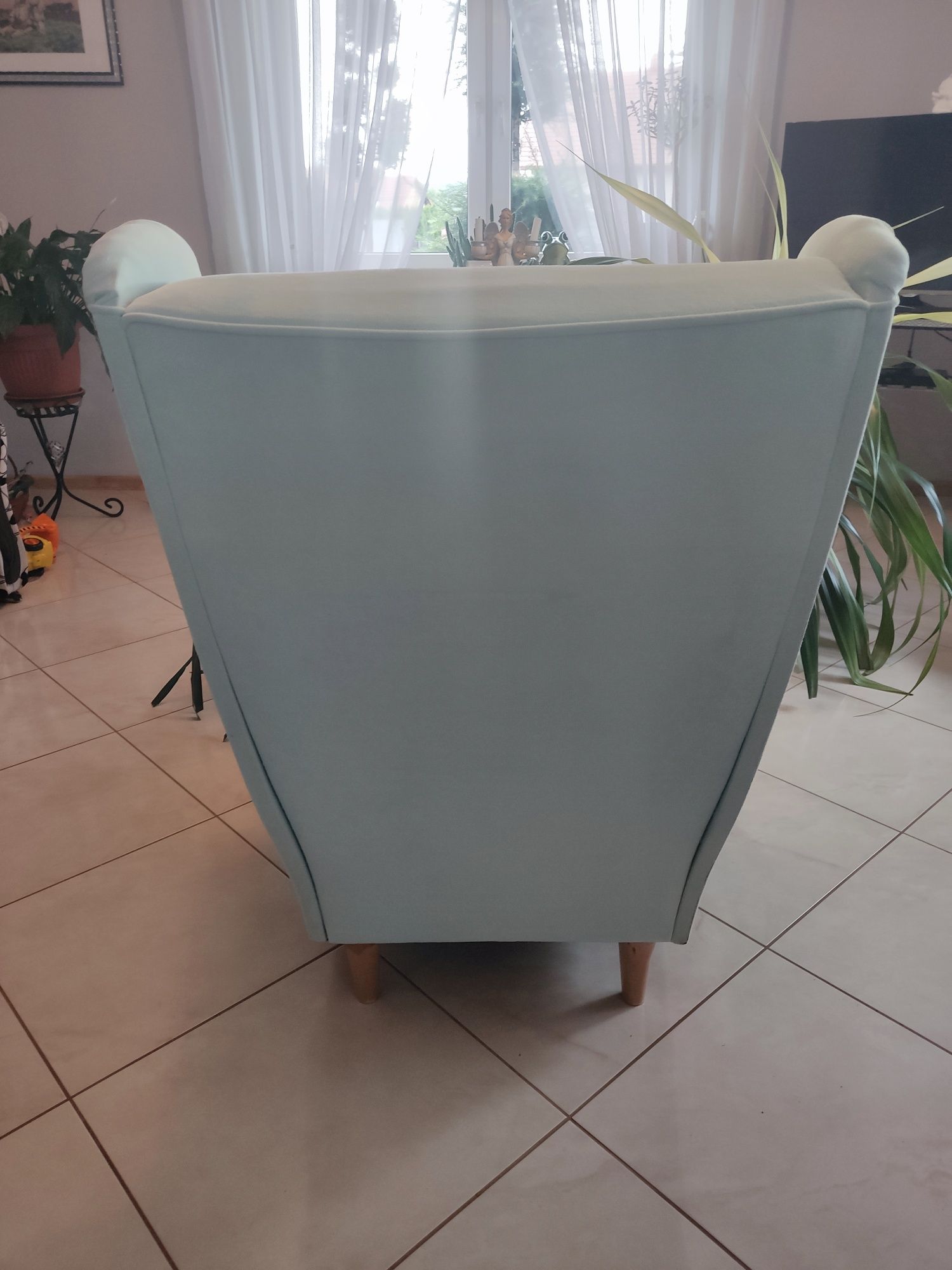 Miętowy fotel uszak