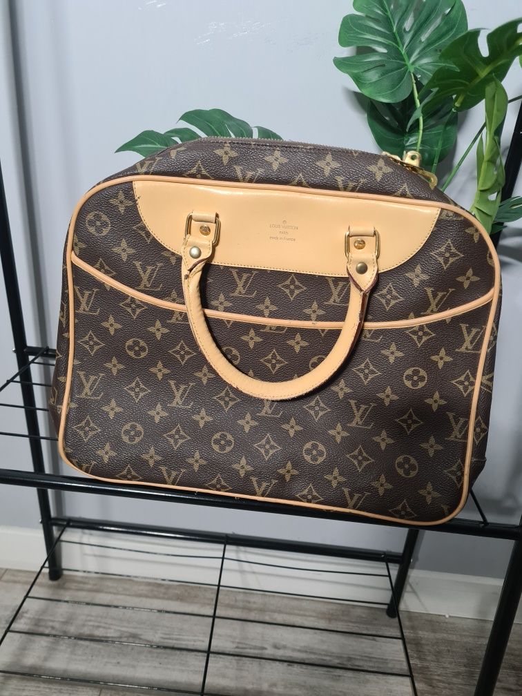 Torebka Louis Vuitton A112
Cena: 159 zł
A - 10 cm
B - 35 cm 
C - 23