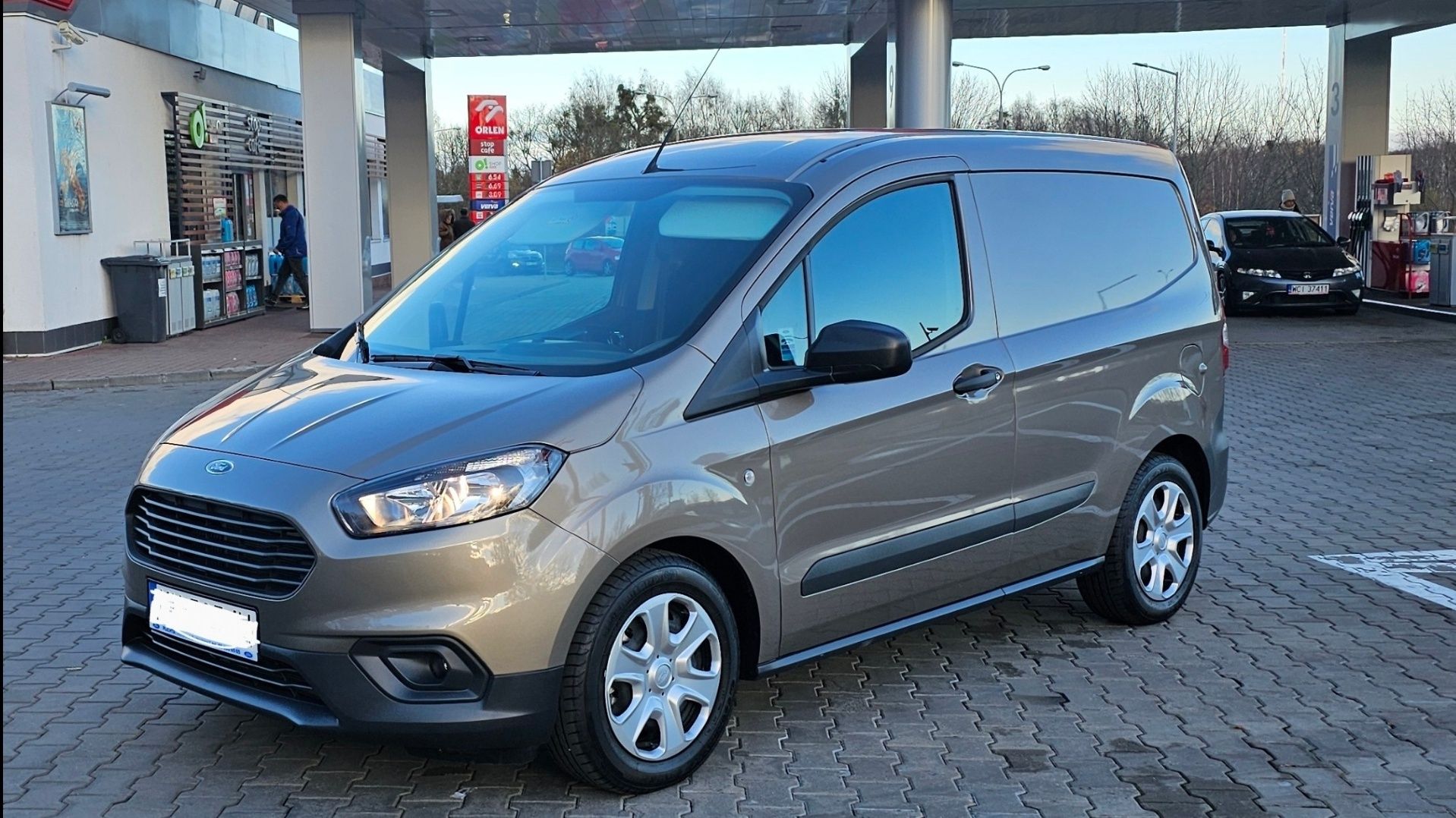 Ford Transit Courier 1.0 100 KM euro 6.2 Van odstąpię LEASING