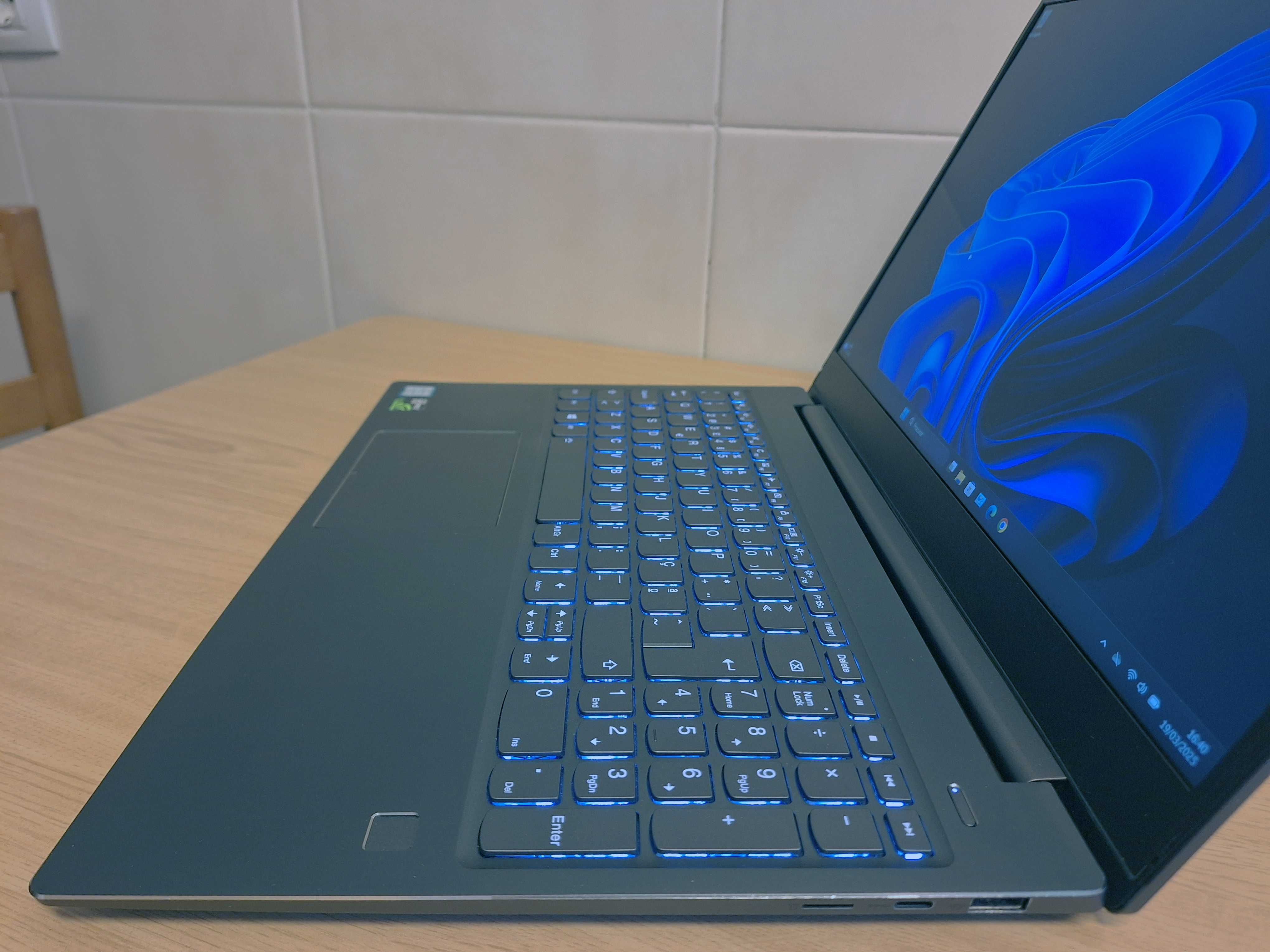 LENOVO Ideapad  i7 3.8Ghz SSD Nvme, gráfica 1050 Ti Max-Q,  jogos e 3D