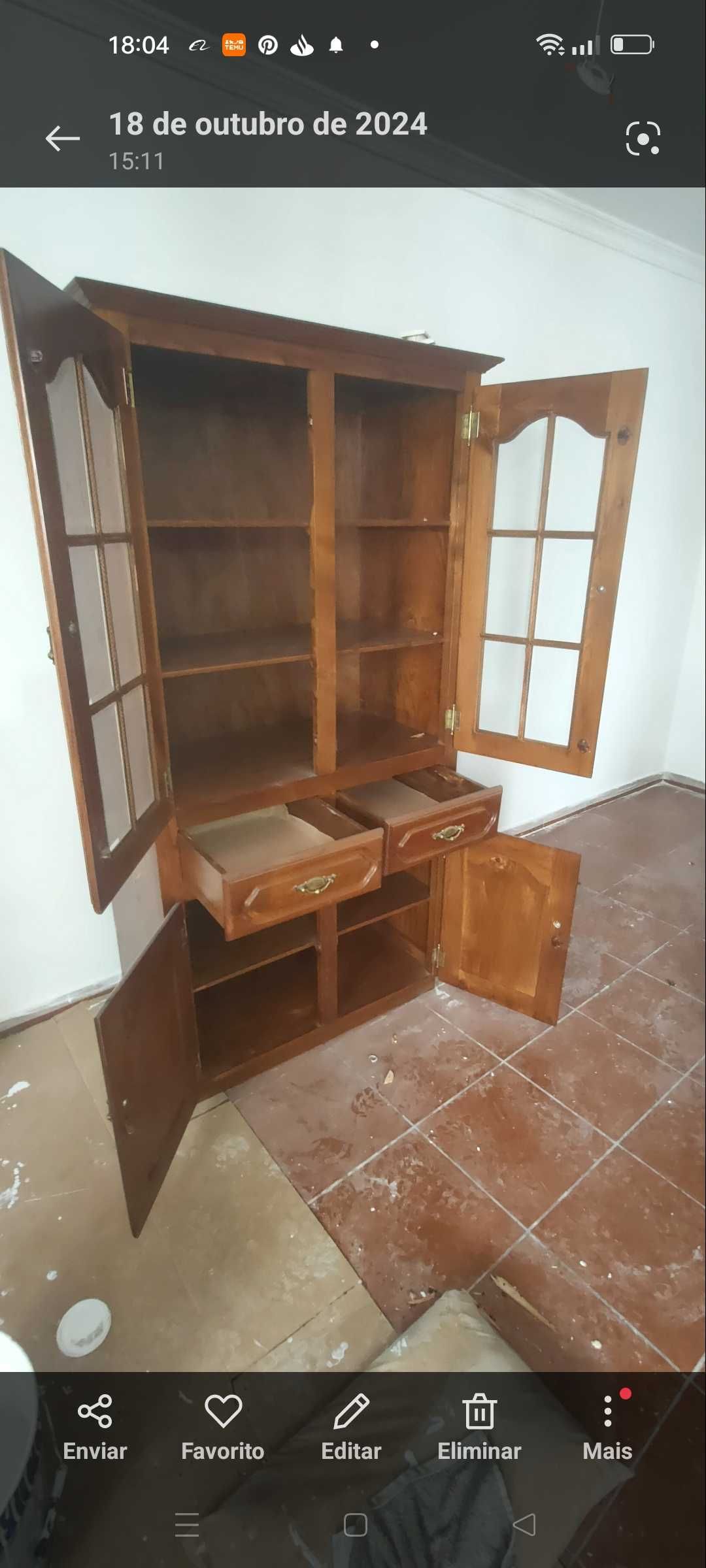 Móvel antigo de sala e estrutura de cama